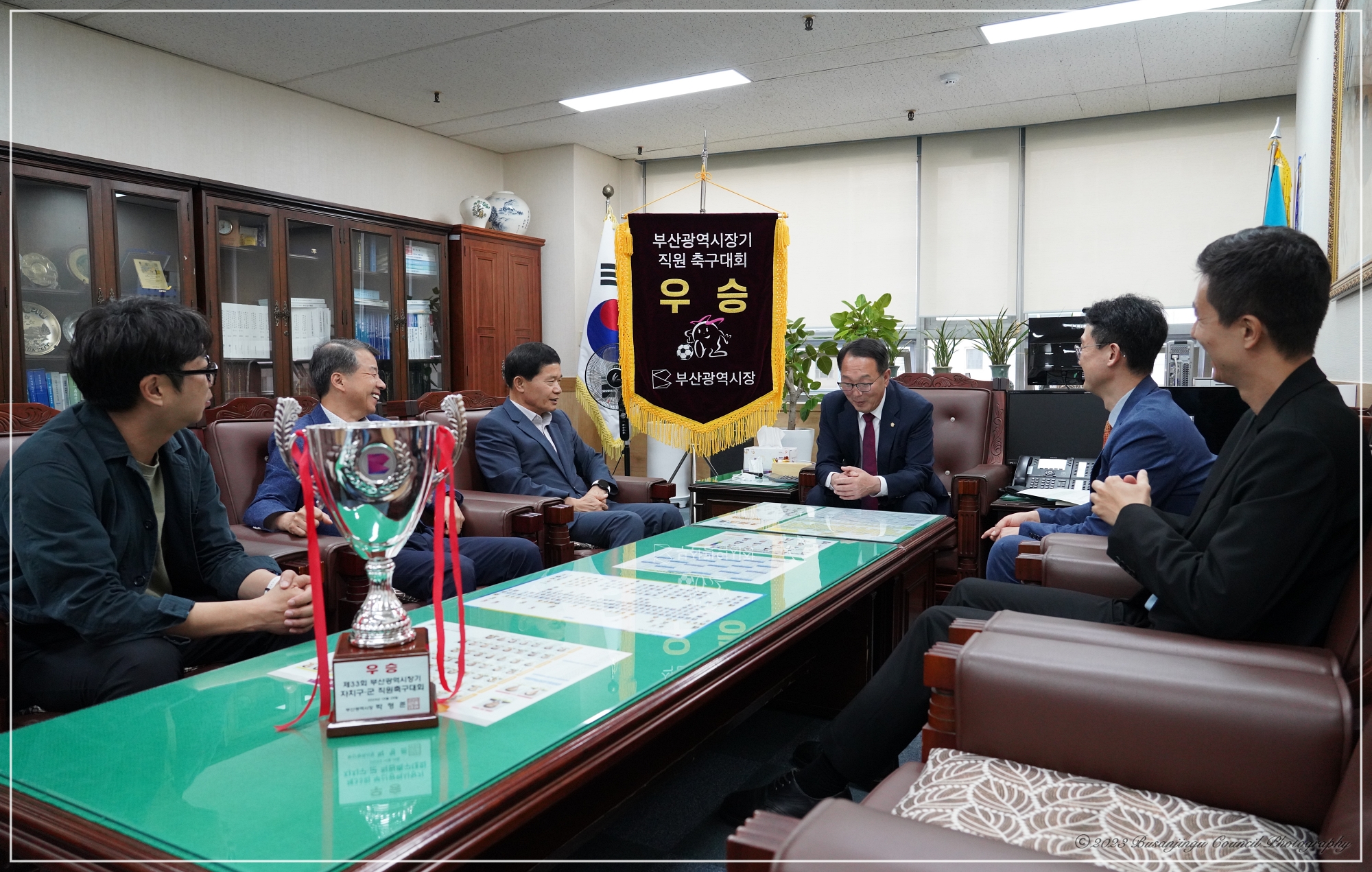 부산광역시장기 축구대회 우승 부산진구청 축구팀 격려 2번째