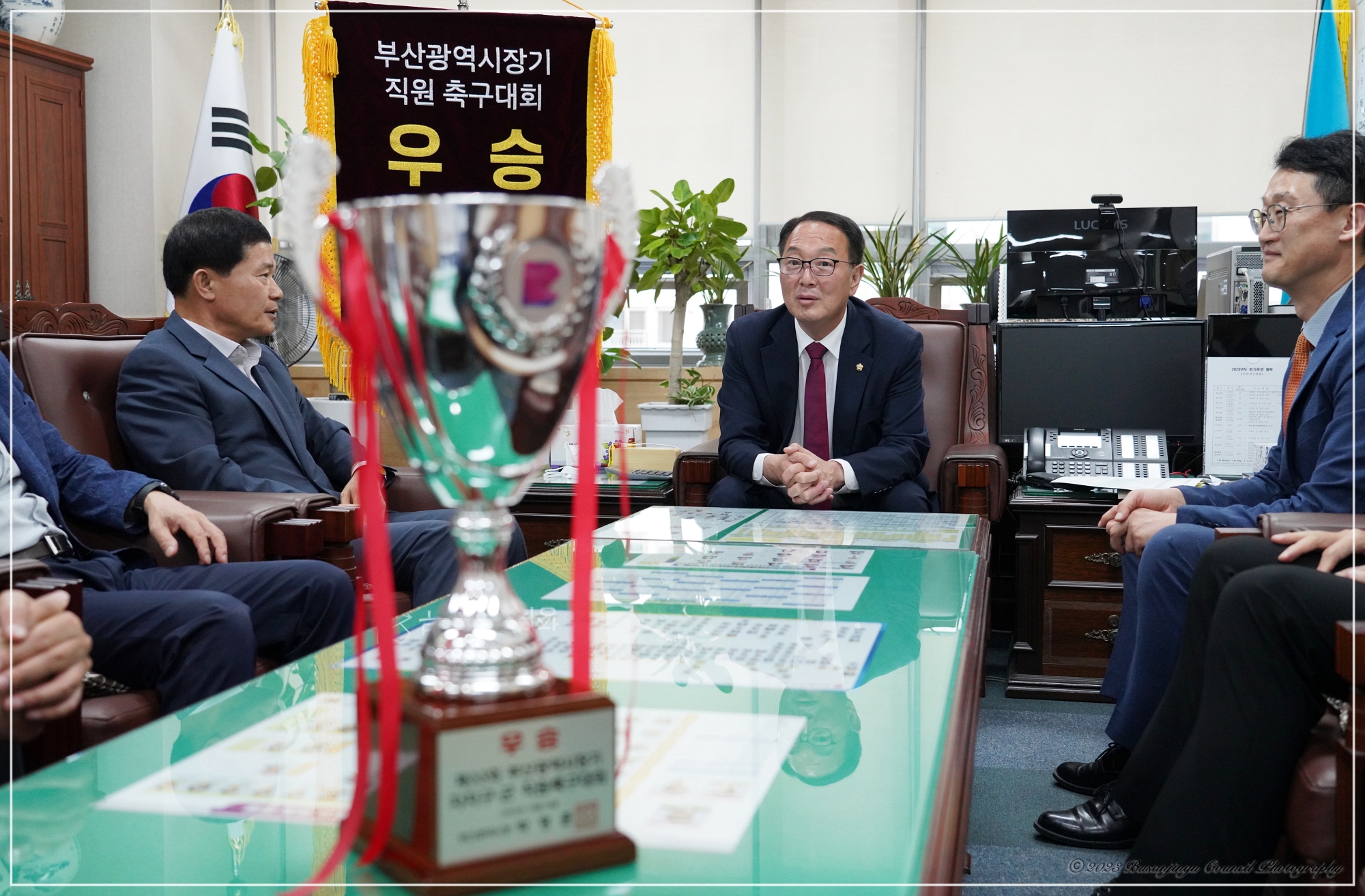 부산광역시장기 축구대회 우승 부산진구청 축구팀 격려 3번째