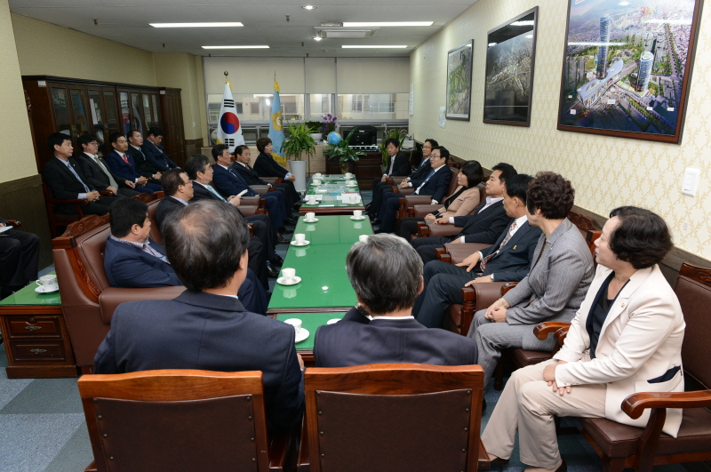 서병수 부산광역시장 의회 내방 5번째