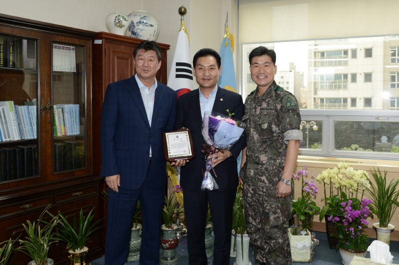 김동효 의원 감사패 수상 4번째